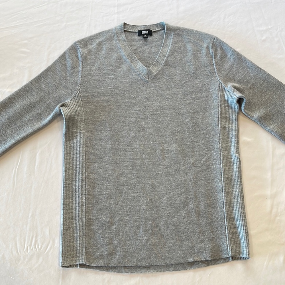 Uniqlo men’s size “XS” v-neck long sleeve sweater gray in color.